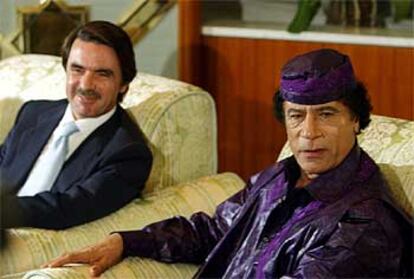 José María Aznar y Muammar el Gaddafi, ayer en Trípoli.