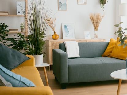 Una manera sencilla de renovar la tapicería del sofá. GETTY IMAGES.