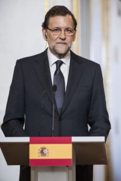 PAR13- PARÍS (FRANCIA), 26/03/2013.- El presidente del Gobierno español, Mariano Rajoy, habla en una conferencia de prensa conjunta con el presidente francés, Francois Hollande (no en la foto), hoy, martes 26 de marzo de 2013, en el Palacio del Elíseo en París, Francia. Rajoy reclamó la "disolución definitiva" de ETA, organización terrorista que difundió un comunicado en el que asegura que la expulsión de sus negociadores de Noruega acarreará "consecuencias negativas". EFE/ETIENNE LAURENT
