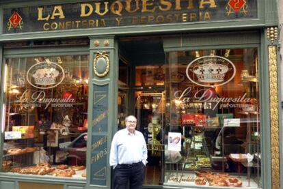 Luis Santamaría ayer a la puerta de su pastelería, La Duquesita, donde se hacen roscones de Reyes desde 1914.
Apunte del encargo de Primo de Rivera en la segunda página del libro de registro de 1924.
