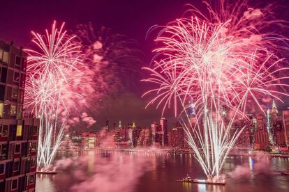 Vista del skyline neoyorkino durante la celebración del Día de la Independencia con fuegos artificiales sobre el río Este, en Nueva York (EE UU).