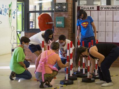 Profesores de una escuela de Barcelona preparan los accesos a las aulas la semana pasada.