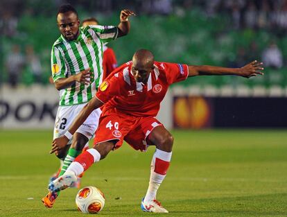 Cedrick y Mbia durante el partido. 