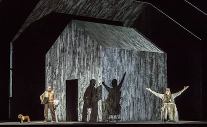 Leigh Melrose (Clov) y Frode Olsen (Hamm) en 'Fin de partie' de György Kurtág, cuyo estreno en España podrá verse en el Palau de les Arts.