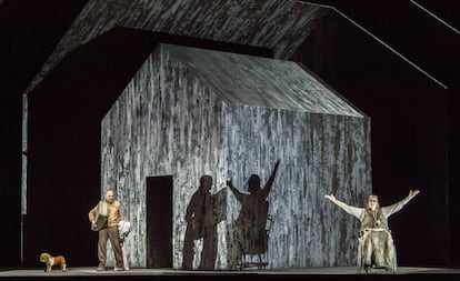 Leigh Melrose (Clov) y Frode Olsen (Hamm) en 'Fin de partie' de György Kurtág, cuyo estreno en España podrá verse en el Palau de les Arts. 