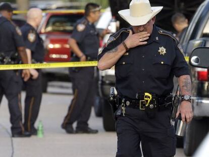 Um policial na cena de um crime em Houston, em 9 de agosto.