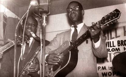 Elmore James actuando con el saxofonista J. T. Brown en una imagen sin datar.