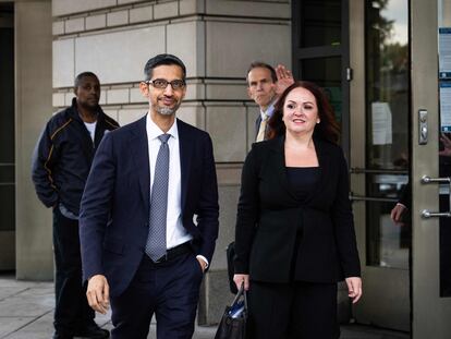 El consejero delegado de Google y Alphabet, Sundar Pichai, abandona el tribunal federal el pasado 30 de octubre tras testificar en el juicio contra su empresa.