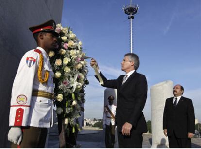 El ministro de Exteriores australiano, Stephen Smith, ante el monumento a José Martí en La Habana.