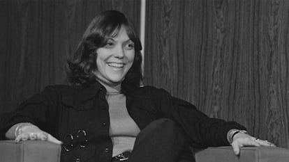La cantante y baterista estadounidense Karen Carpenter, del dúo pop The Carpenters, en Frankfurt, Alemania, en 1974.