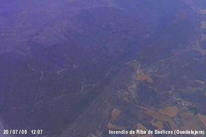 El 20 de julio al mediodía fue hecha tomada esta fotografía aérea en la que se vislumbra el horror de las huellas del fuego. Las miles de hectáreas calcinadas que necesitarán muchos años para volver a convertirse en un frondoso bosque y la amenaza para la existencia de miles de vecinos.