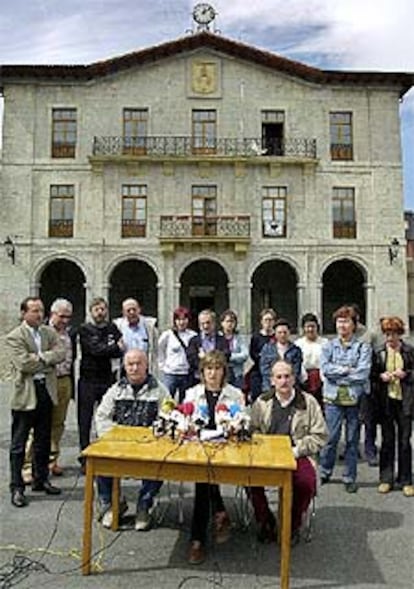 La portavoz del Udalbiltza de Batasuna, Maribi Ugarteburu (al centro), ofrece una rueda de prensa en el exterior del Ayuntamiento de Astigarraga.
