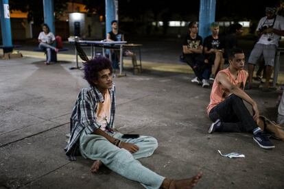 Un estudiante escuchando las intervenciones poéticas y musicales. 