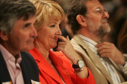 Esperanza Aguirre sonríe junto a Mariano Rajoy, entonces jefe de la oposición.