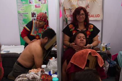 Los asistentes pueden probar algunos métodos de la medicina tradicional como masajes con ungüentos. El profesor Rafael Serrano González impartió en estos días la charla "Los animales en la medicina tradicional de los pueblos y barrios indígenas".