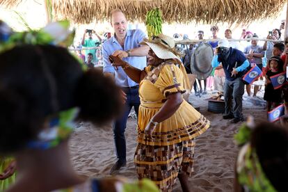 Guillermo de Inglaterra, bailando con una mujer de la comunidad garifuna, en Hopkins, Belice, el 20 de marzo de 2022.