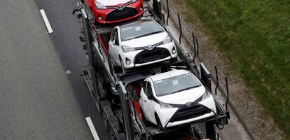 Coches de Toyota transportados por las carreteras de Reino Unido
