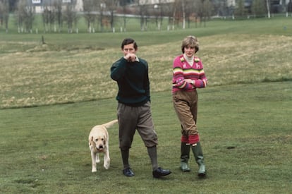 Una estampa icónica de Carlos de Inglaterra junto a Lady Di, por entonces Diana Spencer, en los alrededores del castillo de Balmoral, en Escocia, el 6 de mayo de 1981.