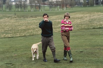 Una estampa icnica de Carlos de Inglaterra junto a Lady Di, por entonces Diana Spencer, en los alrededores del castillo de Balmoral, en Escocia, el 6 de mayo de 1981. 