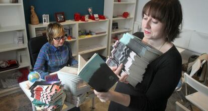 Alejandra Vanessa y Elena Medel entre los libros de La Bella Varsovia.