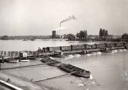 'Maxauer Schiffsbrücke' (1935). Fotografía de Paul Wolff.