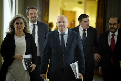 El portavoz del PP en el Congreso, Miguel Tellado, a su llegada a una reunión de la Junta de Portavoces en el Congreso de los Diputados, junto a otros diputados populares, este martes.