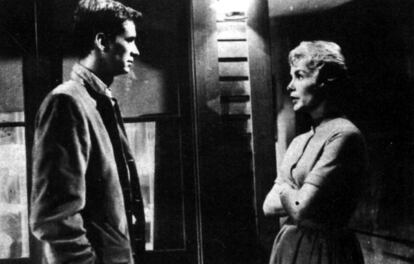 La actriz Janet Leigh, madre de Jamie Lee Curtis, fue la elegida por Hitchcock para representar a Marion Crane, la joven que muere asesinada en la ducha a manos del psicópata Norman Bates, interpretado por Anthony Perkins. Para ambos, 'Psicosis' marcó un hito en su carrera.