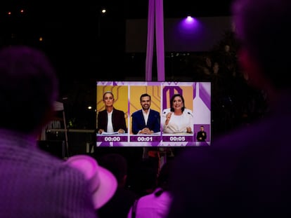 Periodistas observan el debate en la sala de prensa del Instituto Nacional Electoral.