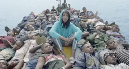 M.I.A., en una patera rodeada de inmigrantes, en el v&iacute;deo de su canci&oacute;n &#039;Borders&#039;.