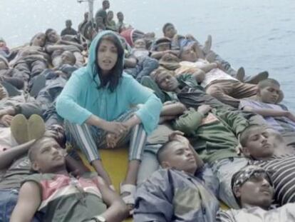 M.I.A., en una patera rodeada de inmigrantes, en el v&iacute;deo de su canci&oacute;n &#039;Borders&#039;.