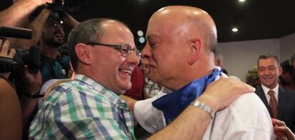 El alcalde de San Sebastián, Juan Karlos Izagirre (izquierda) abraza a su antecesor en el cargo, Odón Elorza, tras conocer en 2011 la designación de San Sebastián como Capital Europea de la Cultura 2016.