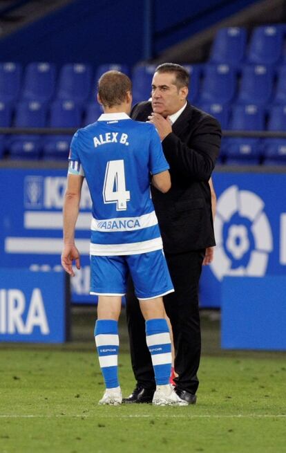 El entrenador del Fuenlabrada, José Ramón Sandoval, conversa con Bergantiños, capitán del Deportivo, al término del partido aplazado entre los dos equipos.