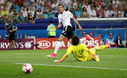 Leon Goretzka, de la selección de Alemania, marca el segundo gol.