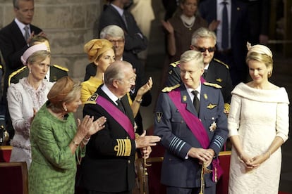 La reina Paola y el rey Alberto aplauden a los nuevos Reyes de Bélgica.