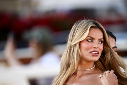La modelo estadounidense Brooks Nader de camino a la boda.