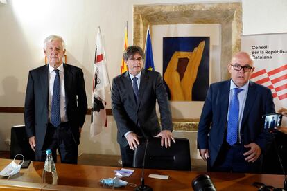 El expresidente catalán Carles Puigdemont (centro) con su equipo jurídico, en una rueda de prensa en Alguer (Italia).