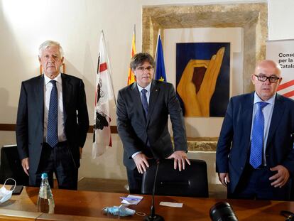El expresidente catalán Carles Puigdemont (centro) con su equipo jurídico, en una rueda de prensa en Alguer (Italia).