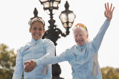 La atleta española Susana Rodríguez en el podio junto a su guía Sara, tras haber conseguido la medalla de oro en la especialidad en triatlón, este lunes en los Juegos Paralímpicos París 2024.
