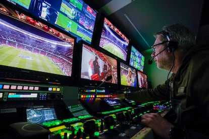 Un trabajador contrala los monitores dentro de la unidad móvil de Mediapro antes del comienzo del partido.