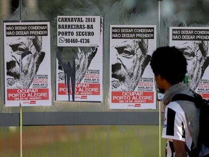 Cartazes a favor de Lula em Porto Alegre, nesta segunda.