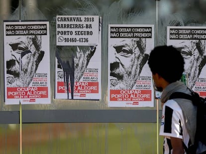 Cartazes a favor de Lula em Porto Alegre, nesta segunda.