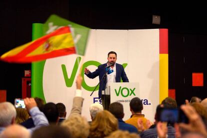 <p><strong>Por qué:</strong> El auge de Vox y su irrupción en el Parlamento andaluz es otro tema que los psicólogos prefieren evitar. "Las creencias políticas están muy vinculadas con los lazos familiares, bien por oposición (el hijo piensa lo contrario del padre) o por imitación (el hijo piensa lo mismo que el progenitor). En esas cenas también hay yernos y cuñados, de los que se desconocen algunas facetas, y este y otros temas políticos pueden generar cierto malestar", dice este <a href="https://www.facebook.com/juan.castilla.psicologo/" rel="nofollow" target="_blank">Juan Castilla</a>, quien aporta otra razón relacionada con los excesos de estas reuniones. "Cuando te tomas unos vinos, el alcohol desfrontaliza el cerebro y hace que te desinhibas y midas menos las palabras. Al final dices lo que piensas, cuando hay cosas que es mejor pensarlas antes de decirlas".</p> <p><strong>Qué hacer si sale el tema: </strong>el experto recomienda expresar con asertividad que tenemos ideologías diferentes y que no es el momento de hablar de estos temas. Según él, además "aprovechamos esa polémica para sacar las deudas pendientes emocionales que tienes con esa persona. Por ejemplo: 'Sí, sí, tú eres muy de izquierdas, pero no cuidas a la abuela'. Es mucho mejor hablar de temas neutros".</p>