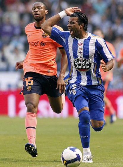 Bodipo protesta al árbitro perseguido por Keita.