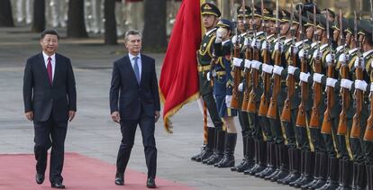 El presidente argentino, Mauricio Macri, acompa&ntilde;ado por su hom&oacute;logo chino, Xi Jinping.