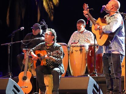 Ramón Giménez toca la guitarra en el concierto homenaje a Xavi Turull, de Ojos de Brujo, en el Park Güell.