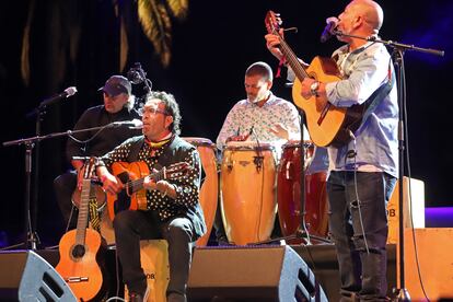 Ramón Giménez toca la guitarra en el concierto homenaje a Xavi Turull, de Ojos de Brujo, en el Park Güell.