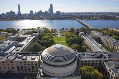 Eckhardt decidió elegir también cuatro centros de investigación, como el Instituto Tecnológico de Massachusetts (en la imagen). "Tienen sorprendentes ejemplos de proyectos que avanzan el papel de la tecnología en la arquitectura". El MIT, cuya facultad de Arquitectura vuelve a ser la número 1 en el ranking de universidades QS para este ámbito, encaja perfectamente con la idea de futuro inmediato que Eckhardt apunta: "Una personalización masiva de componentes prefabricados. Hay tan poca distancia entre las herramientas de diseño, el proceso de fabricación y la instalación, que la eficiencia ha comenzado a competir con los métodos de construcción estándar".