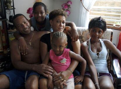 Wilson Jean Pilate, marinero del <i>Alakrana,</i> con su familia en Seychelles.