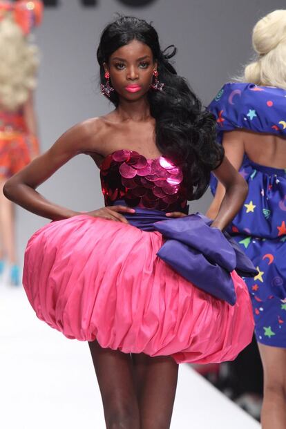 El estadounidense Jeremy Scott juega a maximizar los complementos como los collares y los cinturones en su propuesta para Moschino.