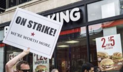  Los trabajadores de los restaurantes de comida r&aacute;pida reclaman una subida de sueldos manifest&aacute;ndose frente a un Burger King en Hartford, Connecticut, EE.UU. La industria de la comida r&aacute;pida, que emplea a 2,4 millones de personas en Estados Unidos, se ha declarado hoy, 29 de agosto de 2013, en huelga en al menos treinta y cinco ciudades, informaron los organizadores.